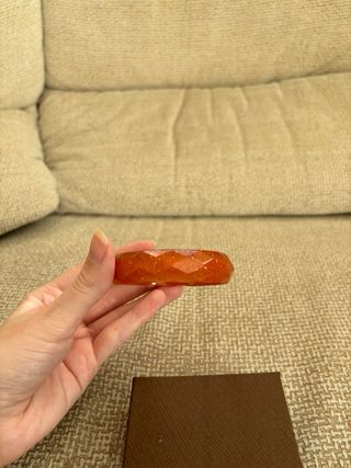 Pulsera de resina naranja con detalles dorados