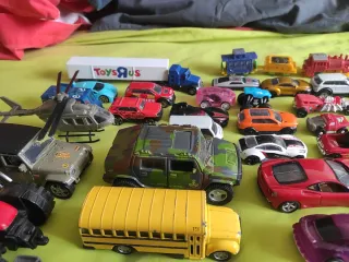 Lote vehículos y señales de tráfico