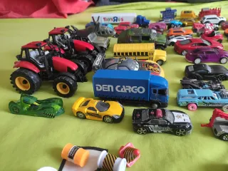 Lote vehículos y señales de tráfico