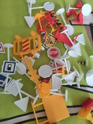 Lote vehículos y señales de tráfico