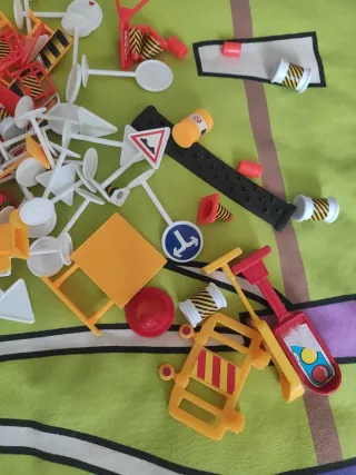 Lote vehículos y señales de tráfico