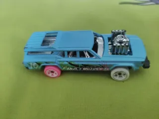 Lote vehículos y señales de tráfico