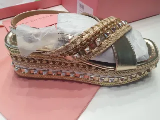 Sandalias Alma en Pena doradas talla 41