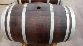 Barricas de madera y metal