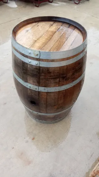 Barricas de madera y metal