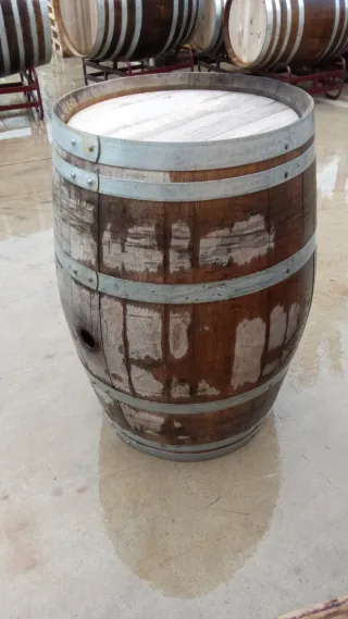 Barricas de madera y metal