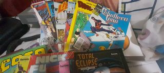 Caja de 4 kilos de papel de cómic y tomos