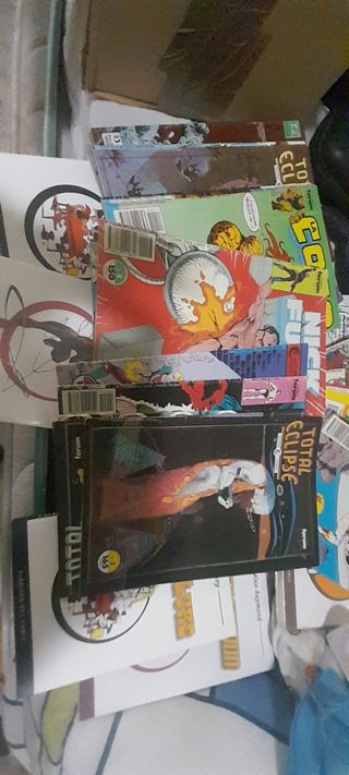 Caja de 4 kilos de papel de cómic y tomos