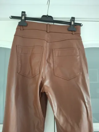 Pantalón efecto piel Zara marrón