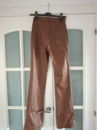 Pantalón efecto piel Zara marrón