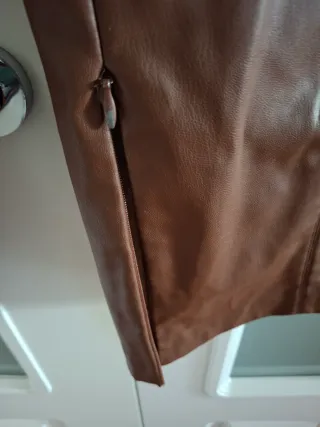 Pantalón efecto piel Zara marrón