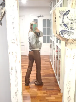Pantalón efecto piel Zara marrón