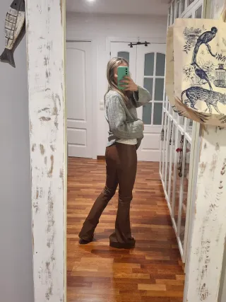 Pantalón efecto piel Zara marrón