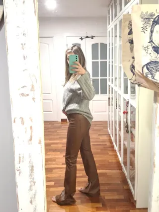 Pantalón efecto piel Zara marrón