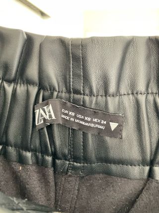 Falda Zara efecto piel negra Talla XS