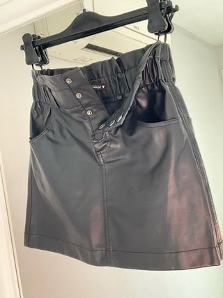 Falda Zara efecto piel negra Talla XS