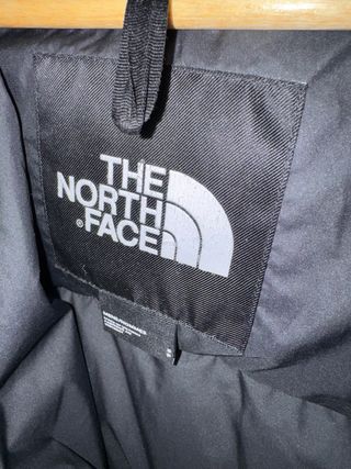 Chaqueta The North Face azul y negra