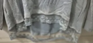 Jersey de punto gris con encaje