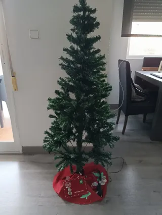 Árbol de Navidad con adornos