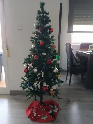Árbol de Navidad con adornos