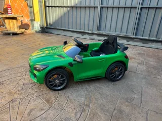 Coche Mercedes a batería verde