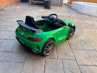 Coche Mercedes a batería verde