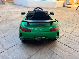 Coche Mercedes a batería verde
