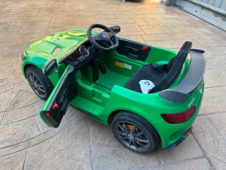 Coche Mercedes a batería verde