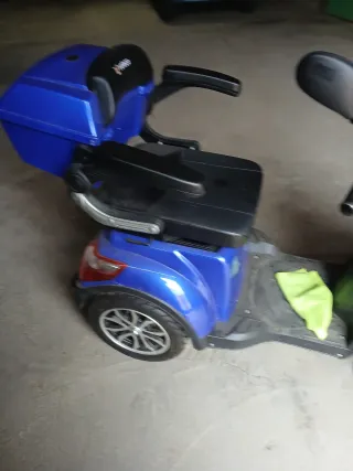 Moto 4 ruedas casi nueva