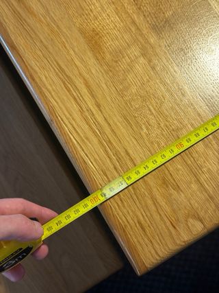 Mesa y banco de madera con patas negras metallicas