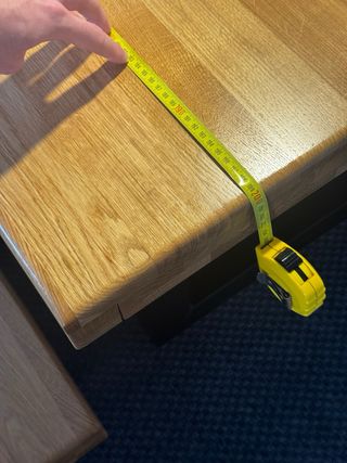 Mesa y banco de madera con patas negras metallicas