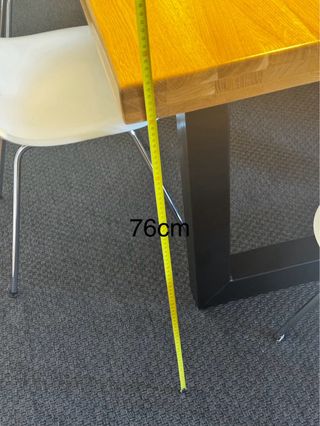 Mesa y banco de madera con patas negras metallicas