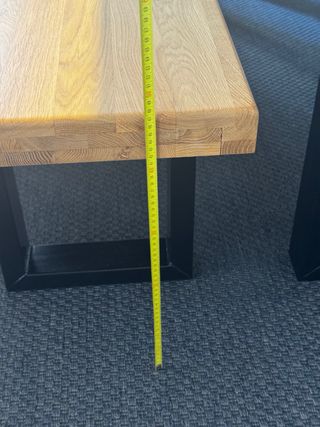 Mesa y banco de madera con patas negras metallicas