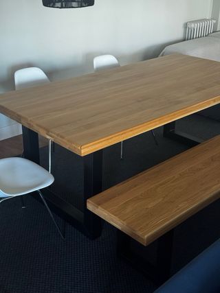 Mesa y banco de madera con patas negras metallicas