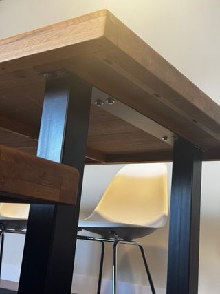 Mesa y banco de madera con patas negras metallicas