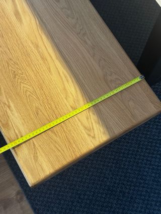 Mesa y banco de madera con patas negras metallicas