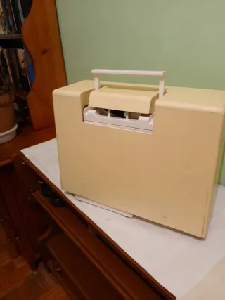 Máquina de coser Dorina blanca