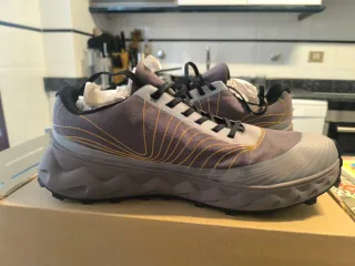 Zapatillas NNormal, nuevas sin estrenar.