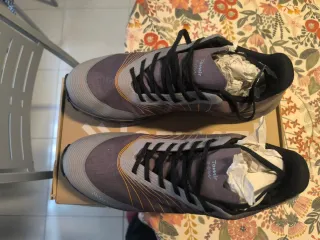 Zapatillas NNormal, nuevas sin estrenar.