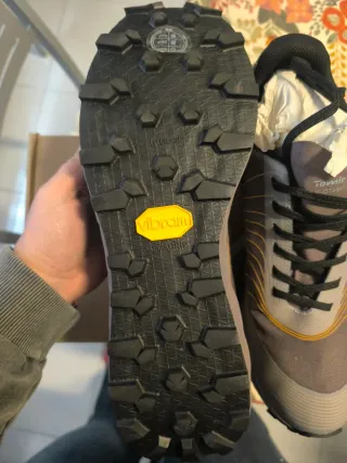 Zapatillas NNormal, nuevas sin estrenar.