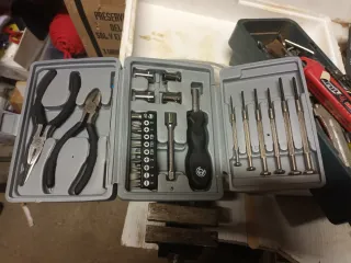 Kit de herramientas: destornilladores y alicates