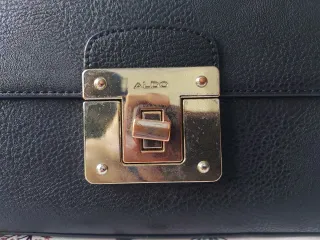 Bolso ALDO negro con cadena dorada