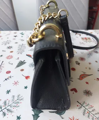 Bolso ALDO negro con cadena dorada