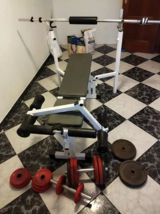 Banco de pesas con barra y mancuernas