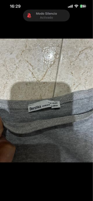 Vestido gris escotado