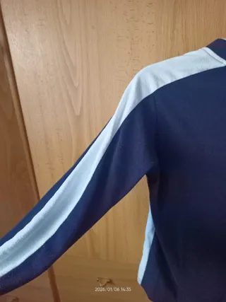 Sudadera azul y blanca con logo