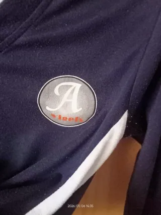 Sudadera azul y blanca con logo