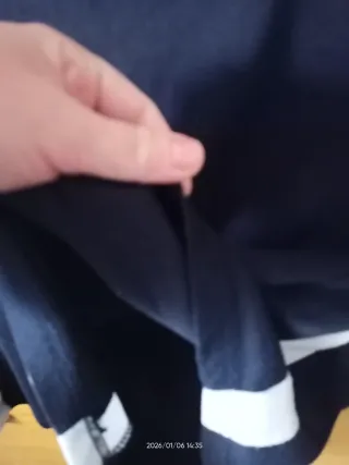 Sudadera azul y blanca con logo