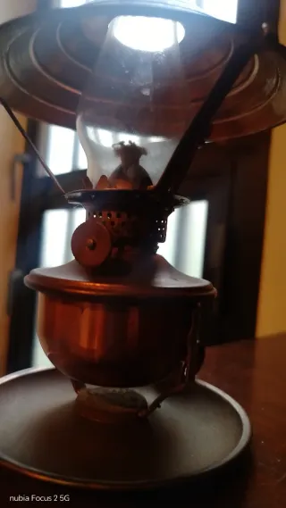 Lámpara de aceite antigua de metal y cristal