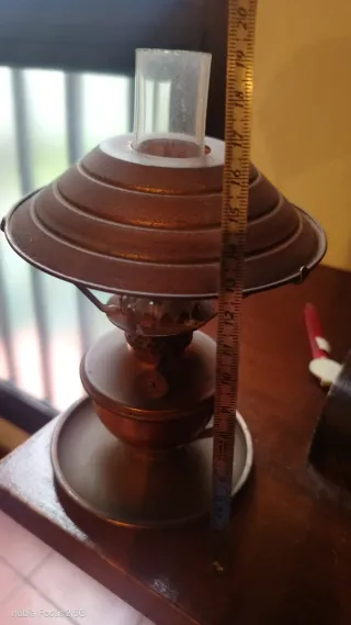 Lámpara de aceite antigua de metal y cristal